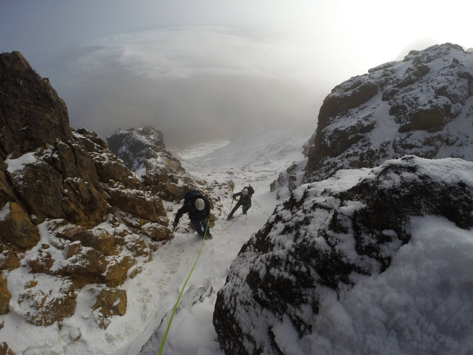 Escalada Iliniza norte , la canaleta con nieve, ascensiones en Ecuador con guías de montaña - HighSummits