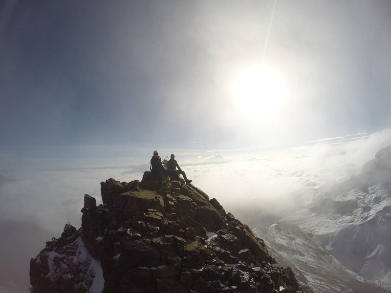 Escalada Iliniza norte , en la cumbre de ILiniza norte, ascensiones en Ecuador con guías de montaña - HighSummits